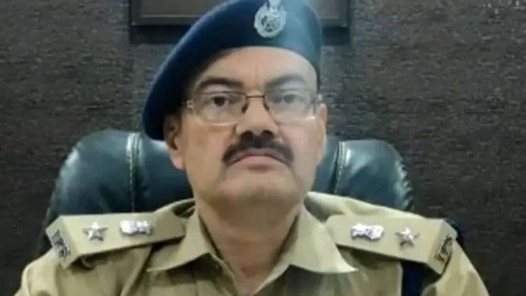 SP Sultanpur IPS Arvind Chaturvedi ने उतरवाई गाड़ियों की काली फिल्म