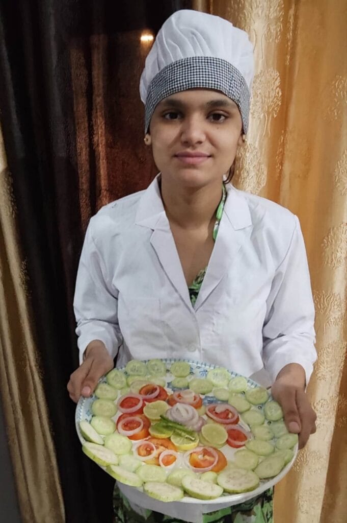 Bijnor News : पोषण सप्ताह के दूसरे दिन सलाद प्रतियोगिता आयोजित