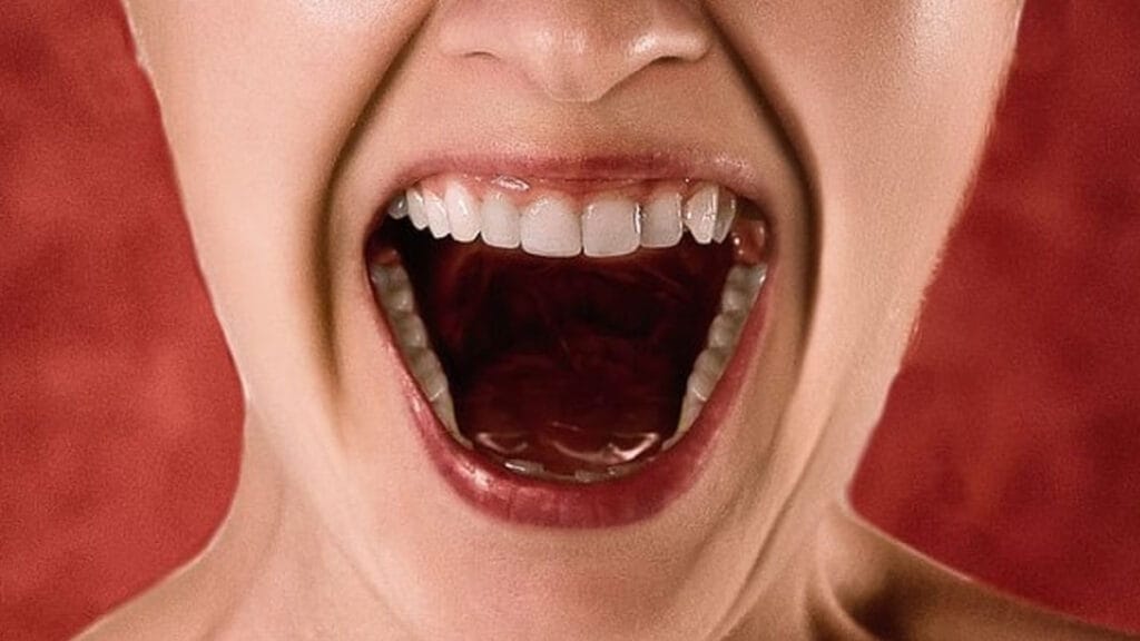 पड़ोसी की जान लेने पर उतारू हुई महिला! गुस्से में पहले दो उंगलियां दांतों से चबाई फिर खा गई