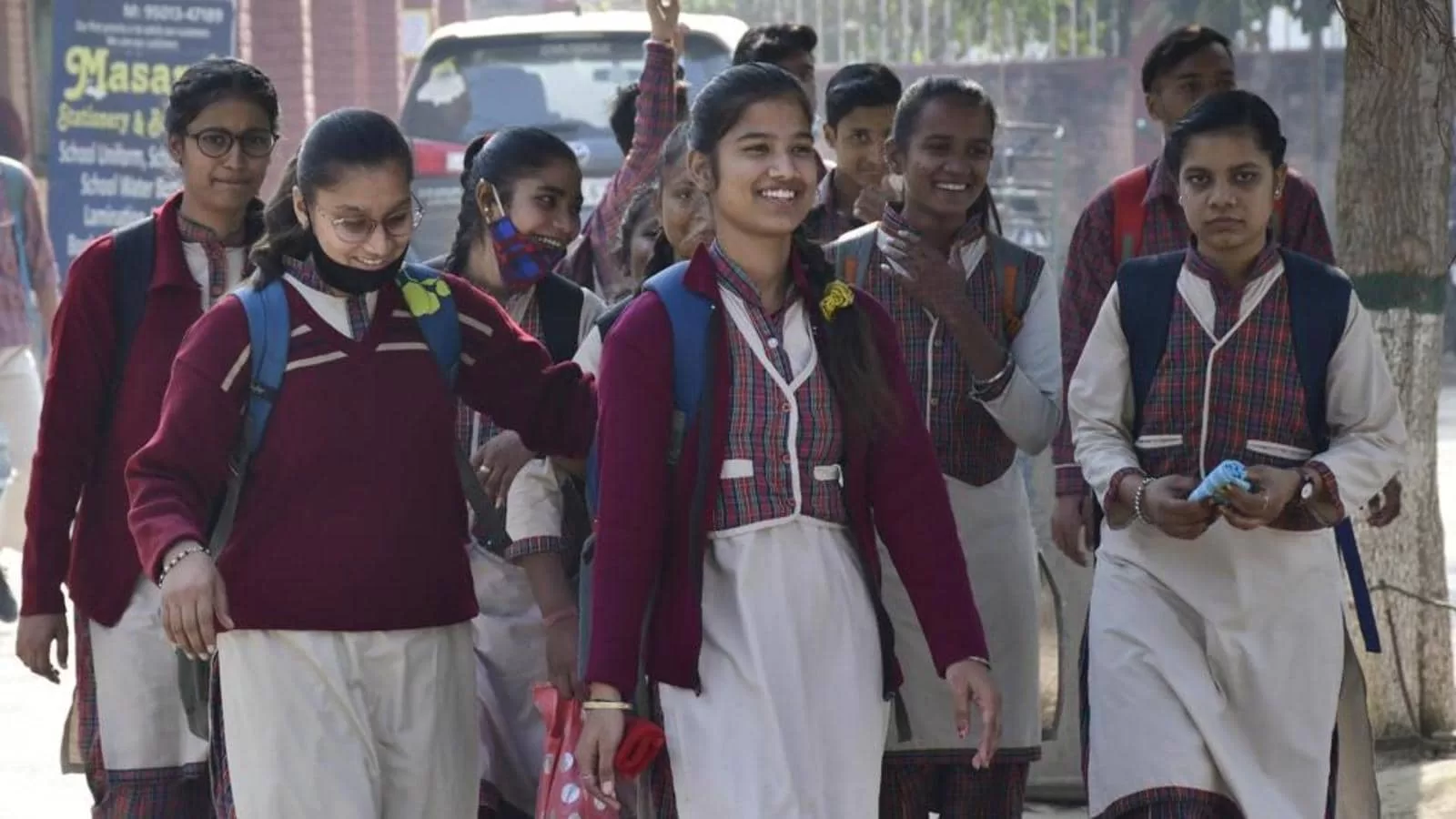 Delhi School Open: प्रदूषण के कारण दो हफ्ते से थे बंद