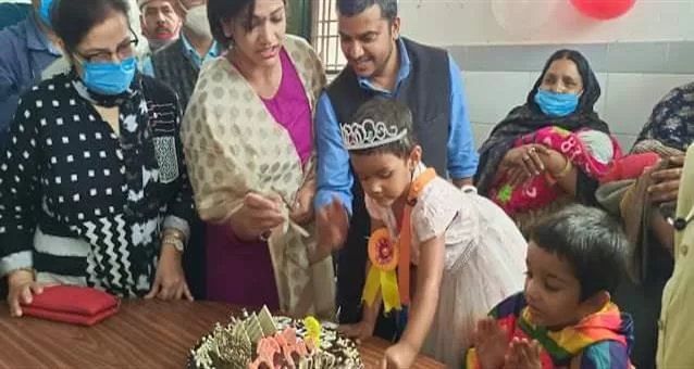 DM Jaunpur Manish Verma ने बेटी का जन्मदिन जिला अस्पताल में मनाया