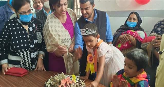 DM Jaunpur Manish Verma ने बेटी का जन्मदिन जिला अस्पताल में मनाया