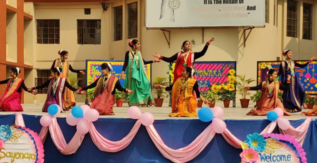 आईआईएमटी एकेडमी में कक्षा 12 के छात्र-छात्राओं को दी भावभीनी विदाई