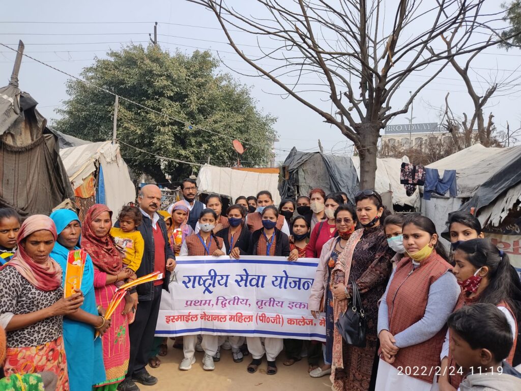 एनएसएस ने मलिन बस्तियों में चलाया चिकित्सा व शिक्षा अभियान