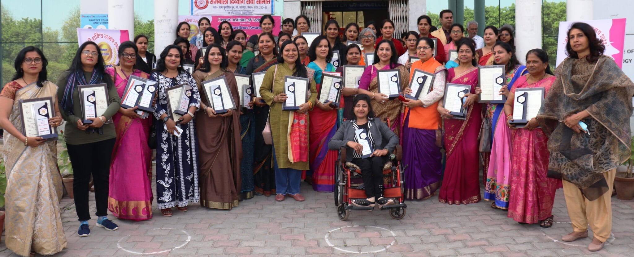 उत्कृष्ट कार्य करने वाली 55 महिलाओं को महिला उत्कृष्टता पुरस्कार 1 Mrt 8