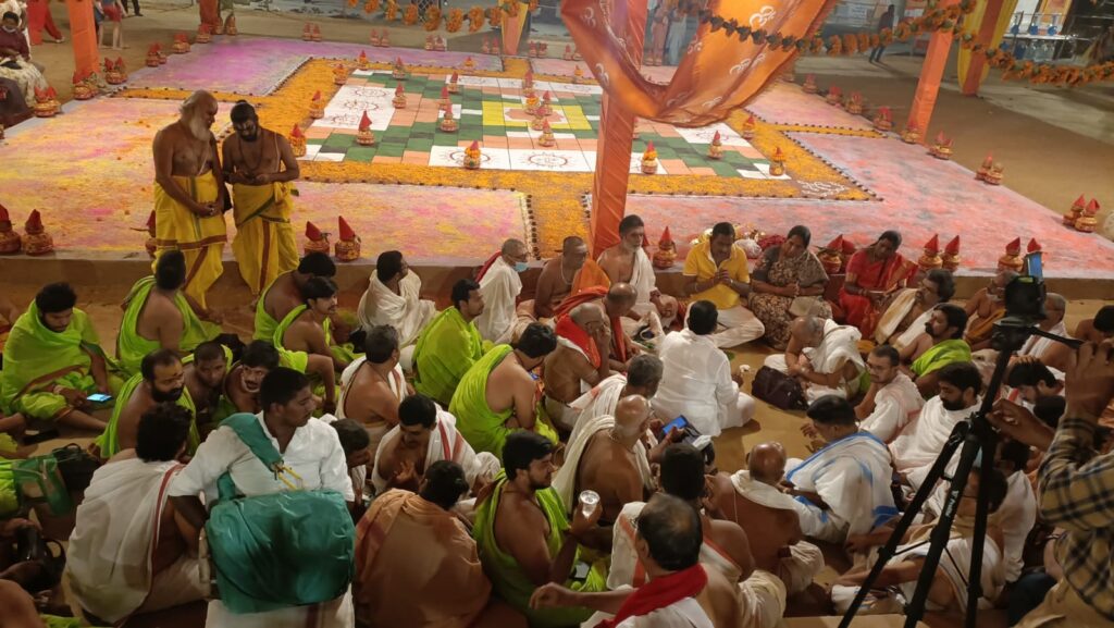 विश्व शांति महायज्ञ छतरपुर मंदिर परिसर में सम्पन्न