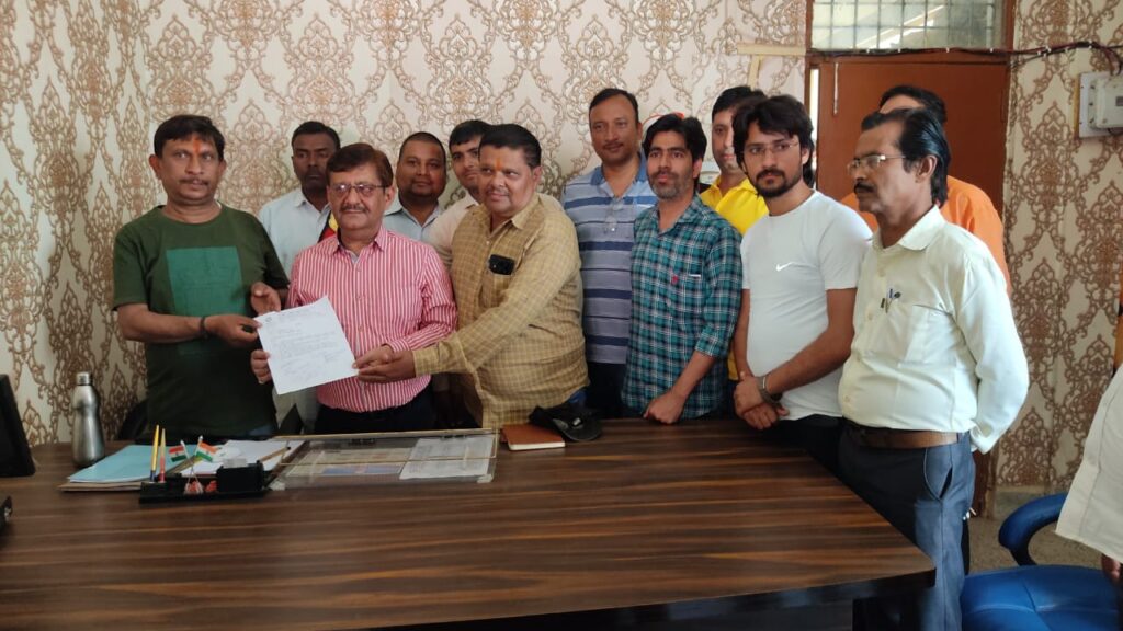 पत्रकारों की सुरक्षा करो, फर्जी मामलों में फंसाना बंद हो, सीएम को संबोधित एसडीएम को दिया गया ज्ञापन