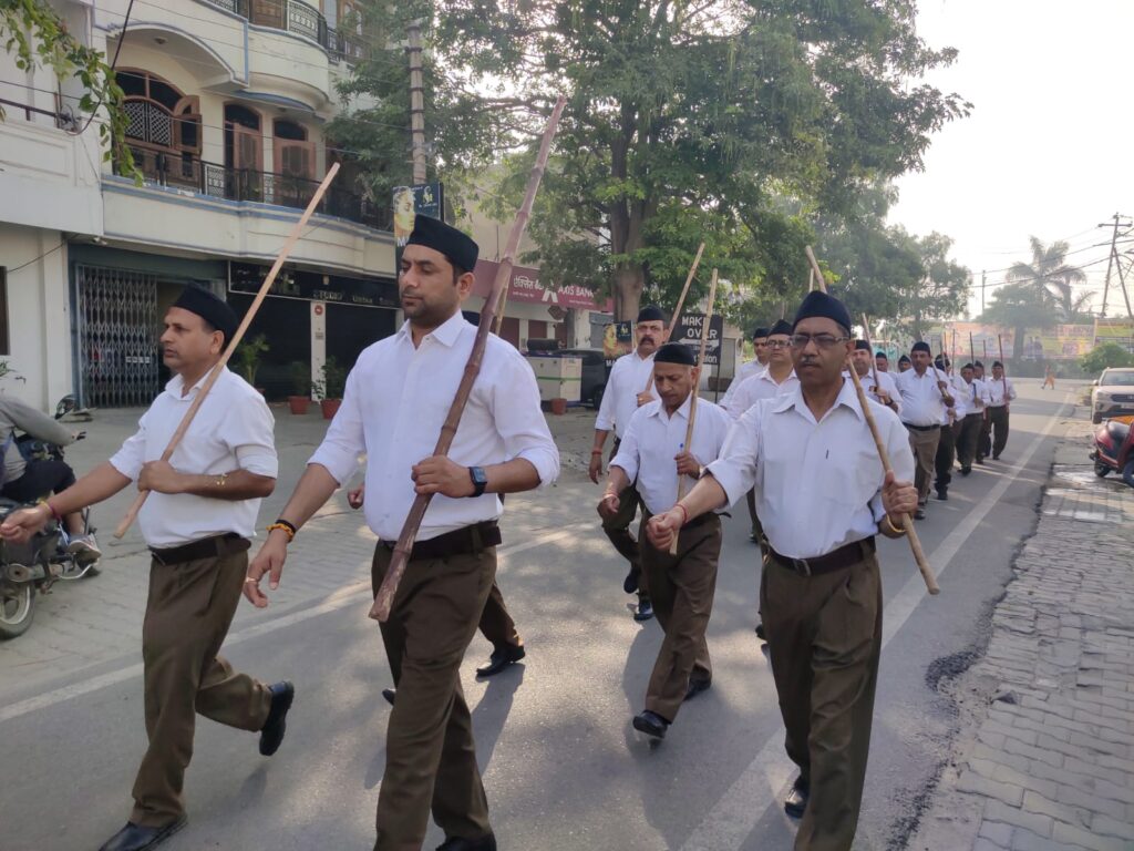 राज्यमंत्री डॉ. सोमेंद्र तोमर ने आरएसएस के पथ संचालन में प्रतिभाग किया