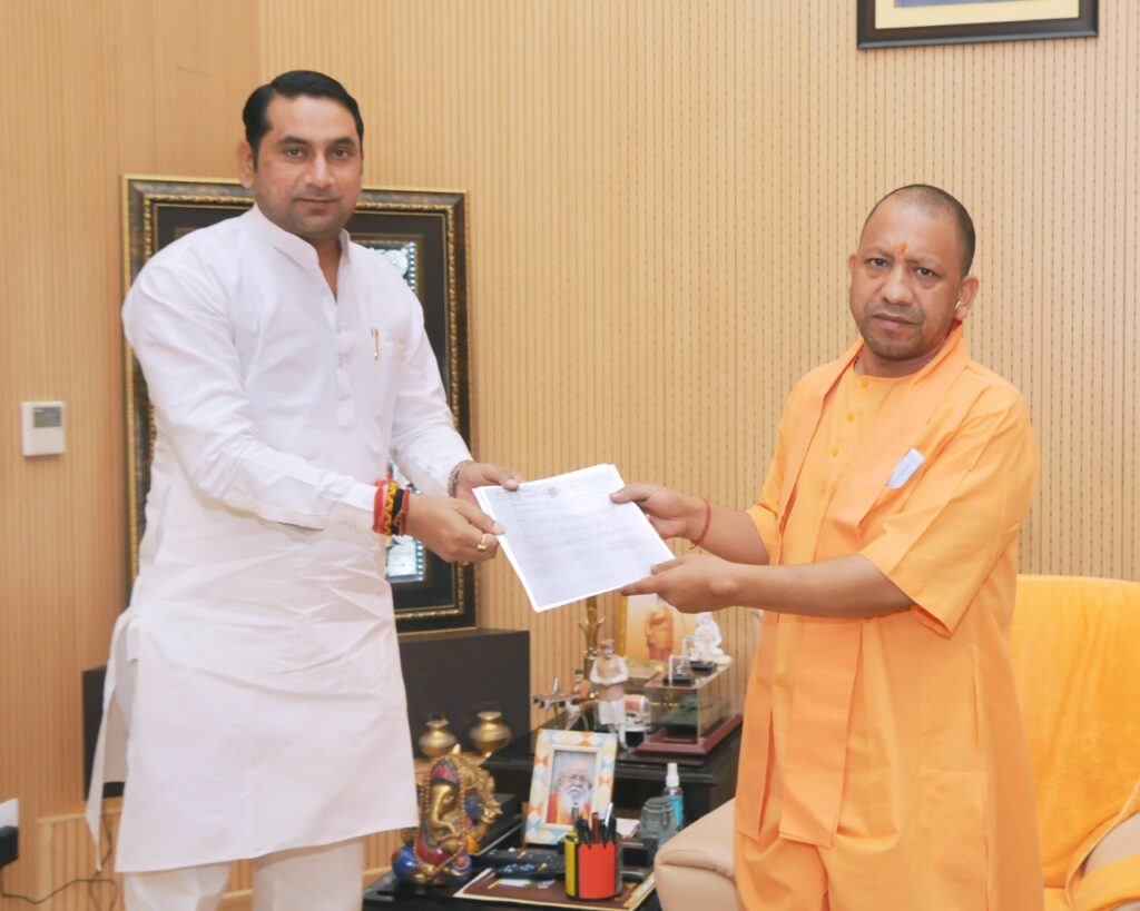 मुख्यमंत्री योगी आदित्यनाथ से मिले ऊर्जा राज्य मंत्री डा0 सोमेन्द्र तोमर