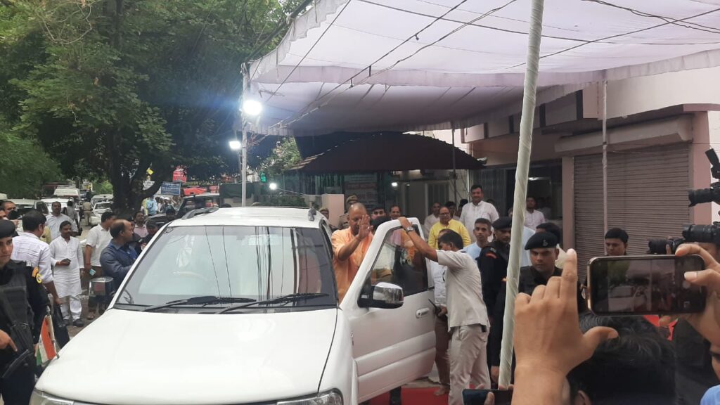 सीएम योगी ने पूर्व विधायक के आवास पर पहुंचकर दी श्रदांजलि