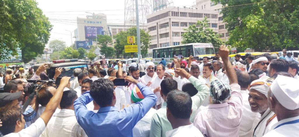 पुलिस की घेरेबन्दी के बावजूद सैकड़ों कांग्रेसजनों ने किया ई0डी0 आफिस पर प्रदर्शन- कांग्रेस