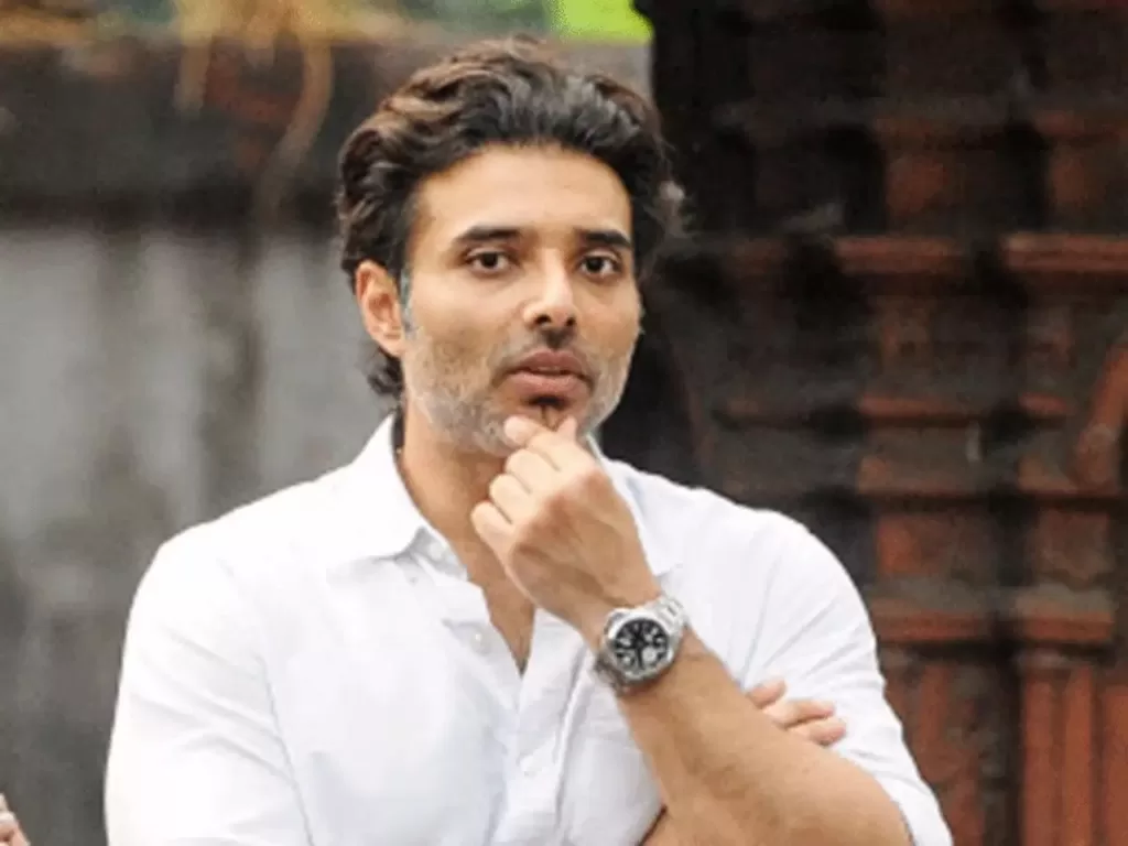 Uday Chopra: मां के अंतिम संस्कार में हंसते नज़र आये उदय चोपड़ा, जमकर हुए ट्रोल