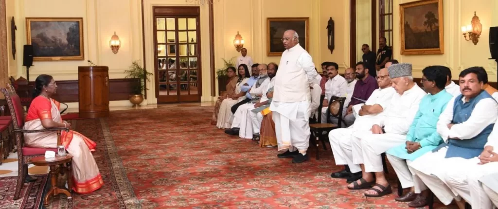 विभिन्न राजनीतिक दलों के सांसदों के एक प्रतिनिधिमंडल ने राष्ट्रपति से मुलाकात की