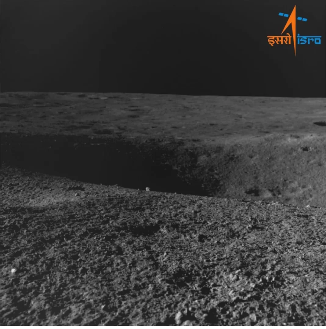 चंद्रयान-3 मिशन: प्रज्ञान रोवर को मिला चार मीटर चौड़ा गड्ढा