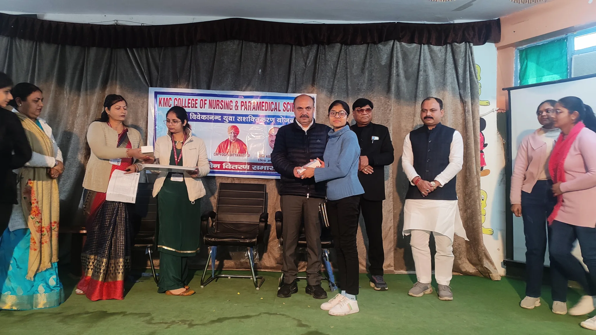 KMC Collage of Nursing and Paramedical Science में टैब्लेट वितरण सम्पन्न 1 KMC Collage of Nursing and Paramedical Science में टैब्लेट वितरण सम्पन्न