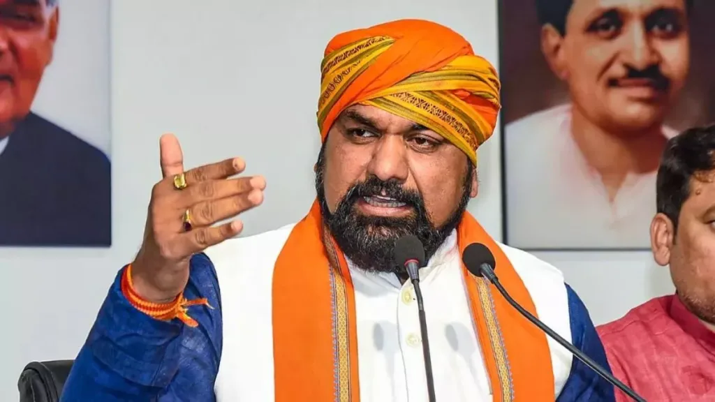 उप मुख्यमंत्री सम्राट चौधरी की गाड़ी के आगे छात्रा ने लगाई छलांग