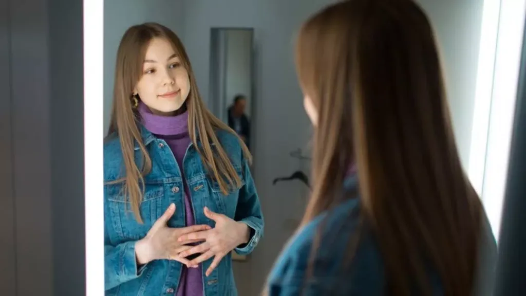 कॉन्फिडेंस की कमी के चलते बचते हैं लोगों से मिलने-जुलने से, तो मिरर टॉक से दूर करे ये प्रॉब्लम