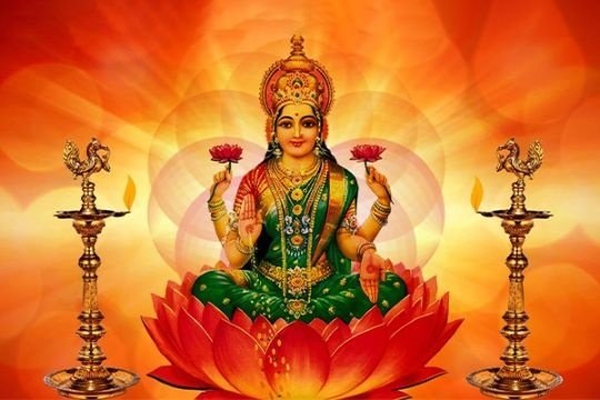 इन पांच चीजों का दान करने से मां लक्ष्मी हो जाती है नाराज 2 मां लक्ष्मी