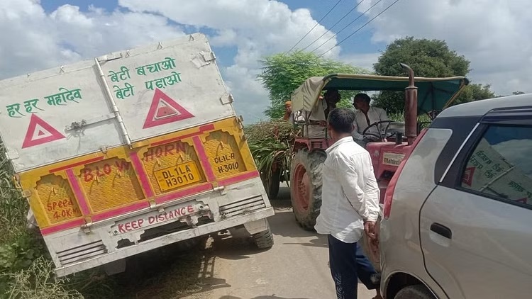 Meerut News: हाईवे बंद होने से गांवों के रास्तों पर लगा जाम, खेतों में गिरे वाहन