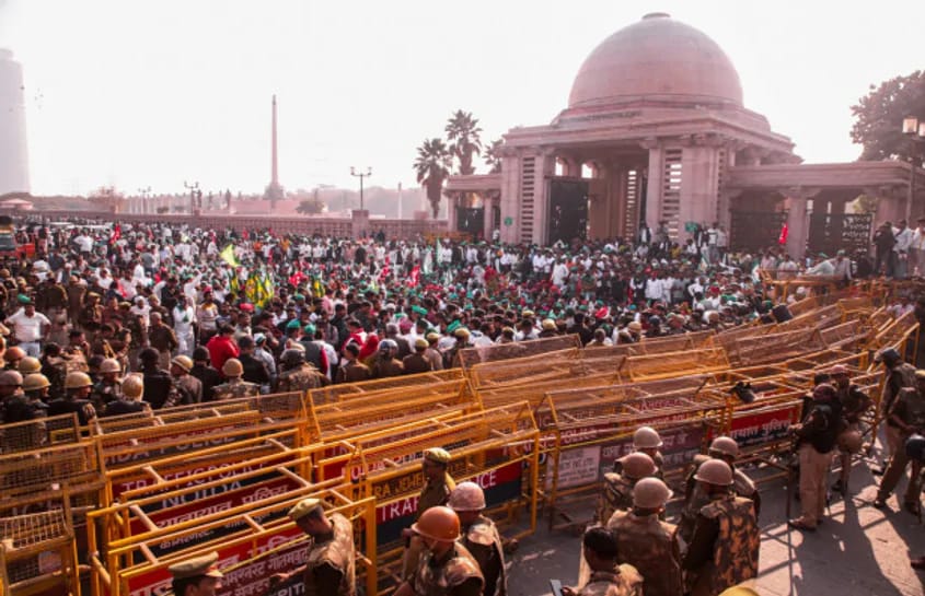 नोएडा में किसान दिल्ली कूच की कोशिश में, तनाव जारी 2 नोएडा में किसान दिल्ली कूच की कोशिश में, तनाव जारी
