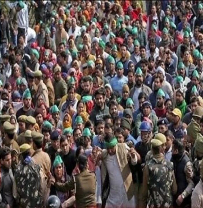 नोएडा में किसान दिल्ली कूच की कोशिश में, तनाव जारी 3 नोएडा में किसान दिल्ली कूच की कोशिश में, तनाव जारी