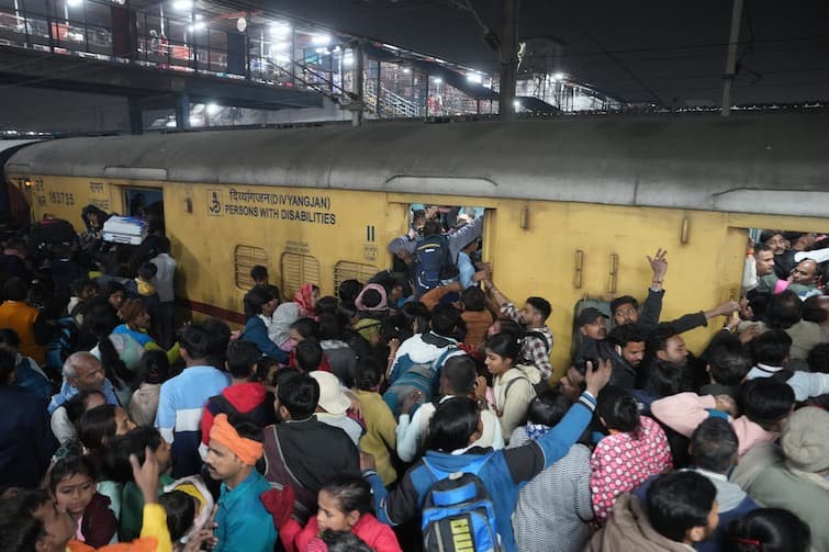 Stampede at New Delhi Railway Station, 18 dead