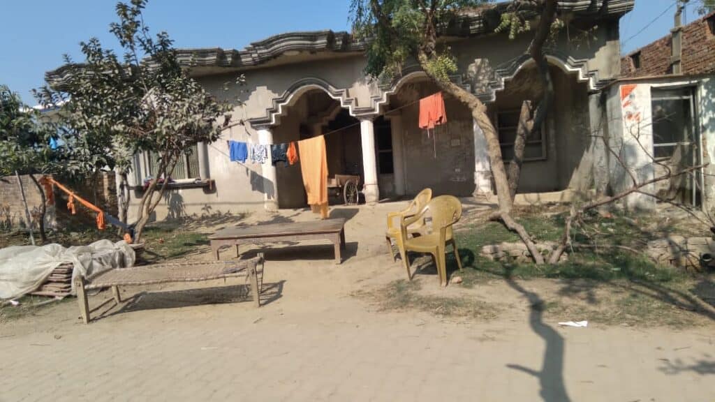 Village Mirpur Pratappur में पैत्रिक संपत्ति पर कब्जा