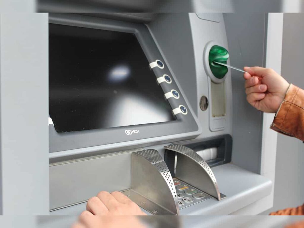 एटीएम से पैसे निकालना हुआ महंगा