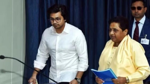 मायावती के चरण छूते दिखे आकाश आनंद, BSP की राजनीति में तस्वीर ने बढ़ाई हलचल 2 akash anad3