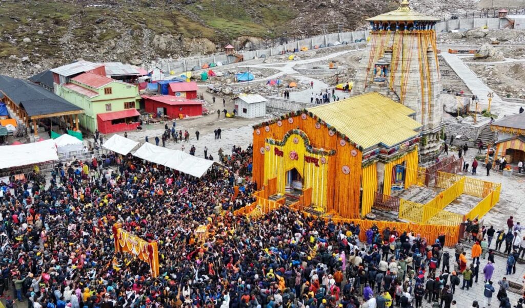 बाबा केदारनाथ पर उमड़े शिव भक्त, आंकड़ा एक लाख पार