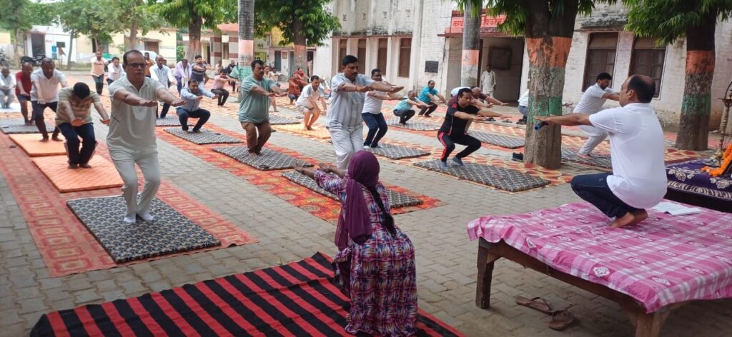 Swami Vivekanand Shakshan Sansthaan Haripur में मनाया गया योग दिवस