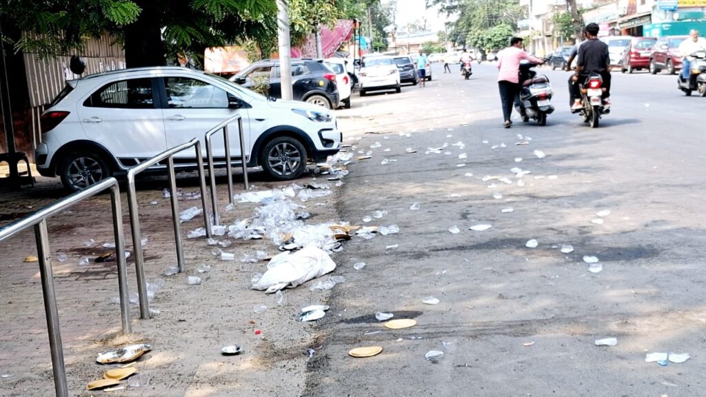 समाजसेवा के साथ गंदगी को मिल रहा बढ़ावा