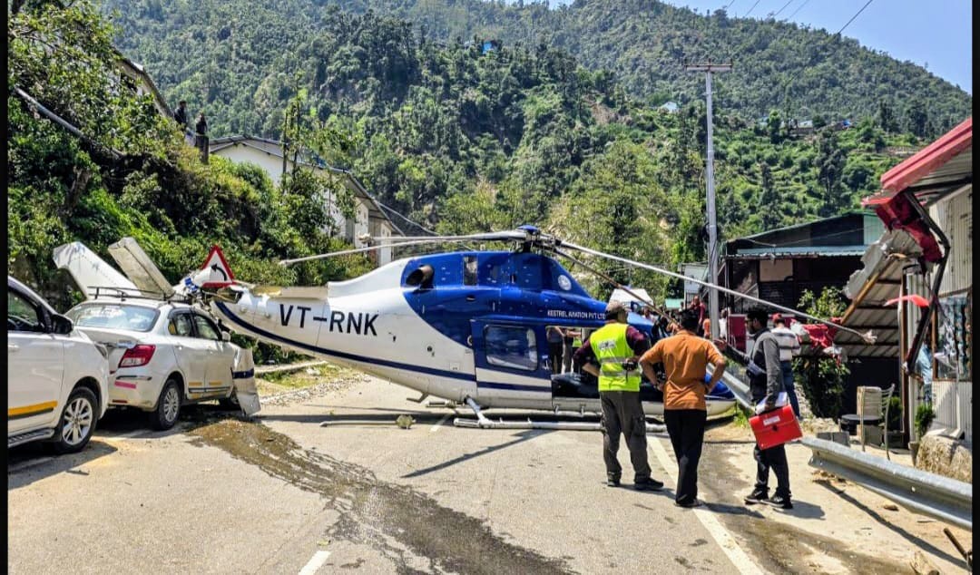 केदारनाथ जा रहा हेलीकॉप्टर हाईवे पर उतरा