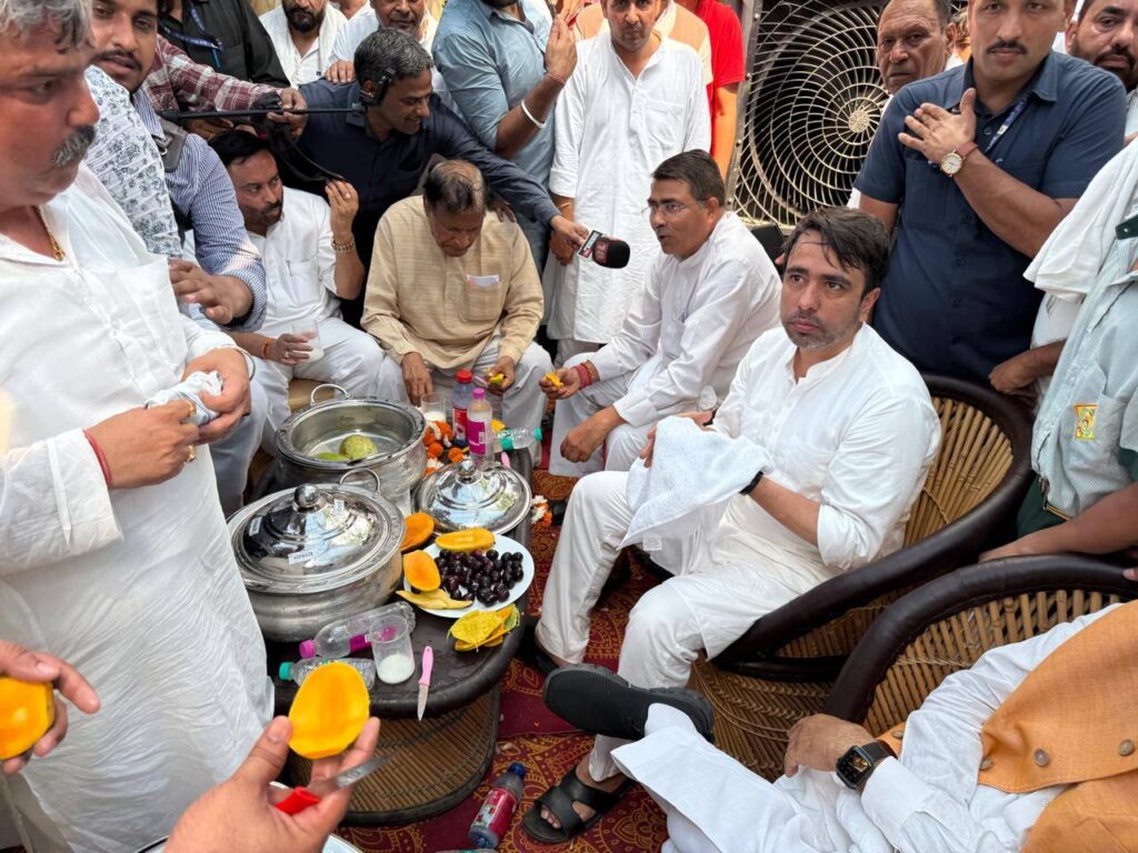 मैंगो पार्टी में मचा बवाल: कार्यकर्ता लूट ले गए पूरा बाग!