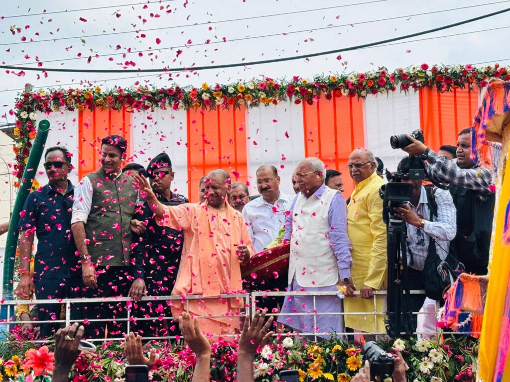 कांवड़ियों पर पुष्पवर्षा, हुड़दंगियों को चेतावनी