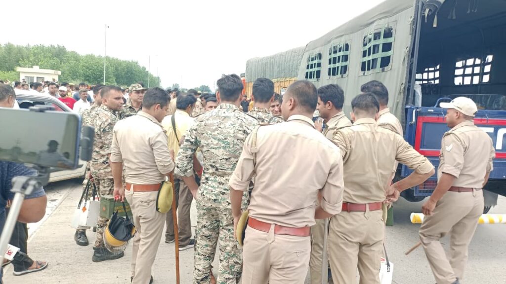 सेना के जवान की पिटाई से बने तनावपूर्ण हालात, धरना-प्रदर्शन 3 सेना के जवान की पिटाई से बने तनावपूर्ण हालात, धरना-प्रदर्शन