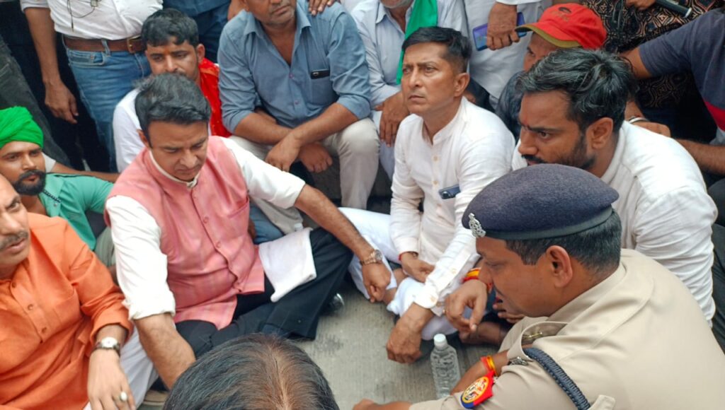 सेना के जवान की पिटाई से बने तनावपूर्ण हालात, धरना-प्रदर्शन 4 सेना के जवान की पिटाई से बने तनावपूर्ण हालात, धरना-प्रदर्शन