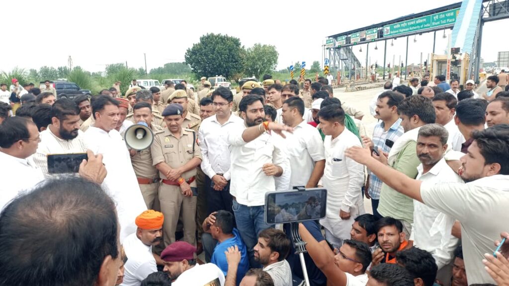 सेना के जवान की पिटाई से बने तनावपूर्ण हालात, धरना-प्रदर्शन