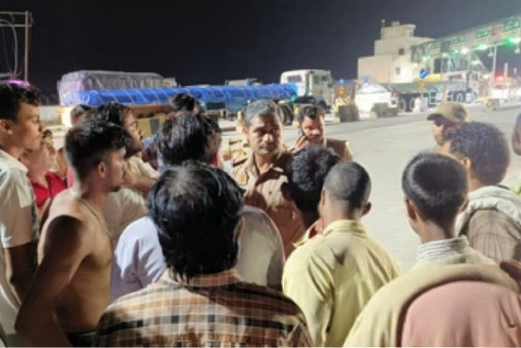 सेना के जवान की पिटाई से बने तनावपूर्ण हालात, धरना-प्रदर्शन 2 सेना के जवान की पिटाई से बने तनावपूर्ण हालात, धरना-प्रदर्शन