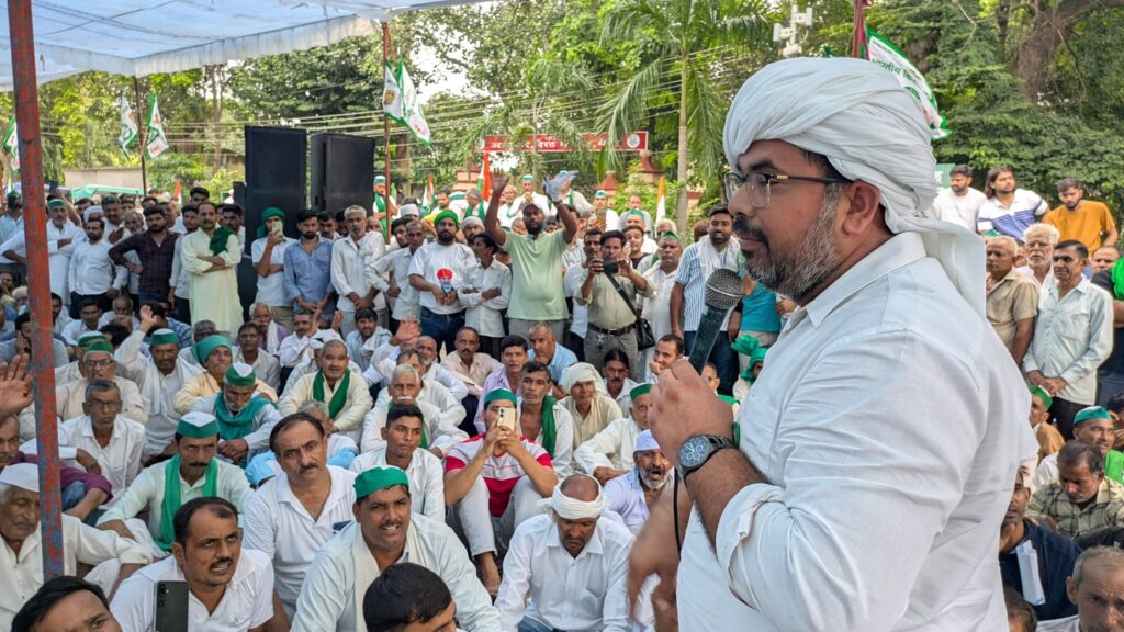 किसानों का कमिश्नरी पर तिरंगा ट्रैक्टर मार्च, अनिश्चितकालीन धरने की चेतावनी