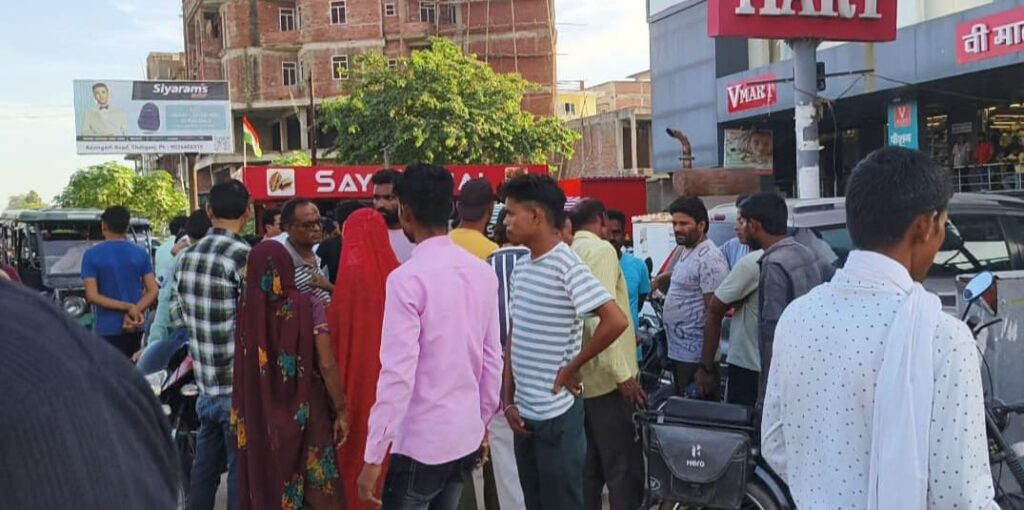 Shahganj News in Hindi: मां ने तीन बेटों के साथ खाया जहर, 6 वर्षीय शिवम की मौत