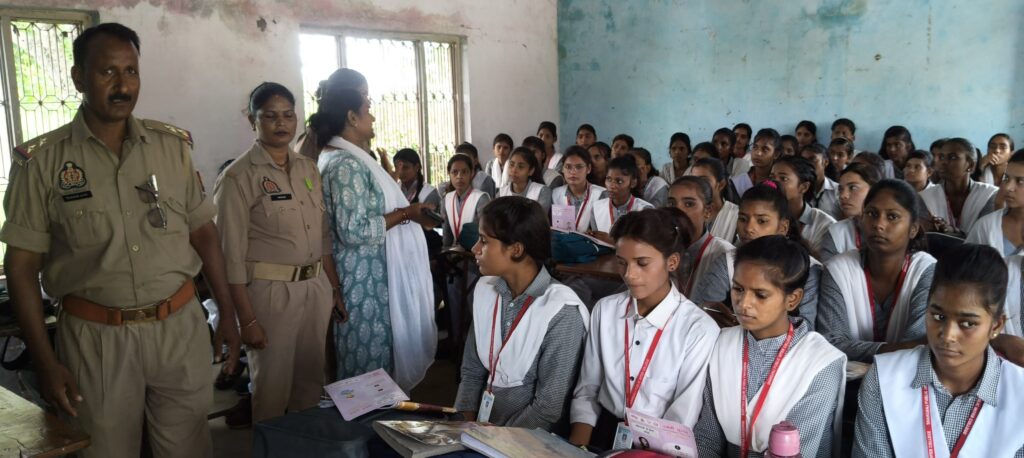 एंटी रोमियो टीम ने शाहगंज पब्लिक इंटर कॉलेज में छात्राओं को किया जागरूक