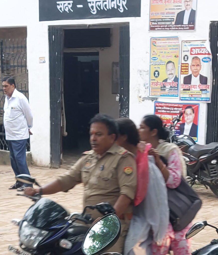 दरोगा जी की बाइक पर बैठा कानून—तीन सवारी, जीरो चालान!