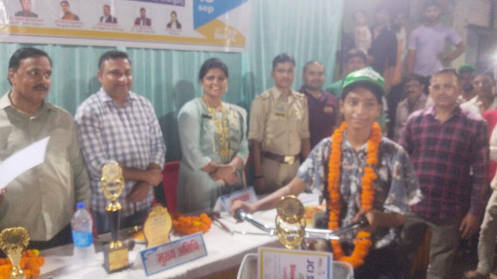 शाहगंज में राजन ने जीती स्लो साइकिल रेस
