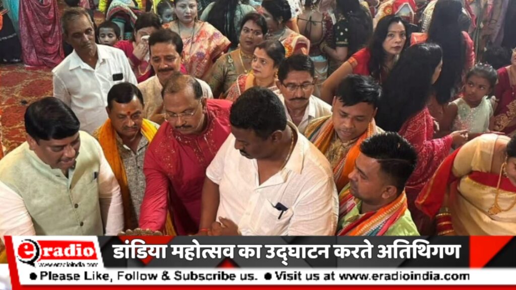 डांडिया नृत्य में जमकर झूमीं महिलाएं बच्चे माता के चरणों में भक्त