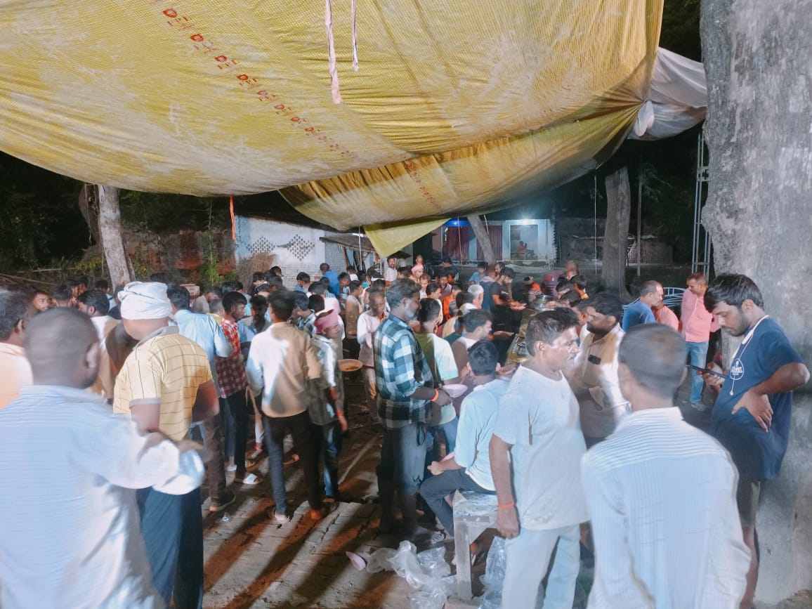 मौर्य बस्ती में मां की कृपा से विशाल भंडारा