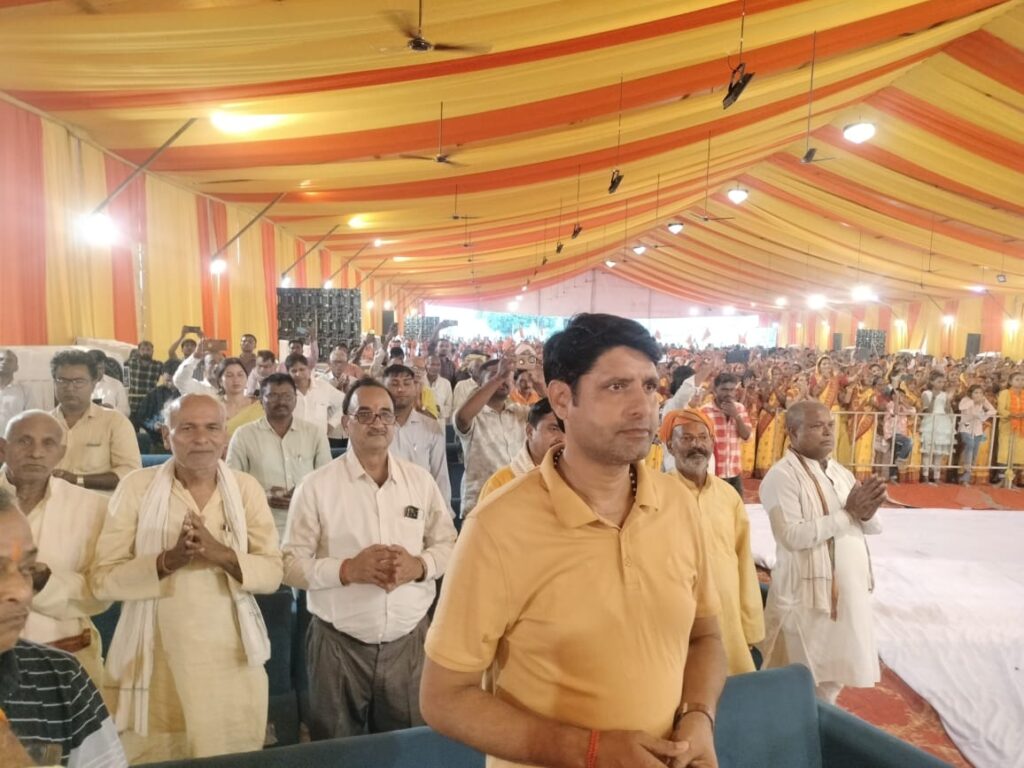 बिजेथुआ महोत्सव की भव्य शुरुआत: स्वामी रामभद्राचार्य ने दी करवा चौथ पर महिलाओं को आशीर्वाद 10 बिजेथुआ महोत्सव की भव्य शुरुआत: स्वामी रामभद्राचार्य ने दी करवा चौथ पर महिलाओं को आशीर्वाद