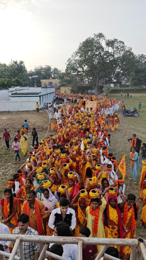 बिजेथुआ महोत्सव की भव्य शुरुआत: स्वामी रामभद्राचार्य ने दी करवा चौथ पर महिलाओं को आशीर्वाद 9 बिजेथुआ महोत्सव की भव्य शुरुआत: स्वामी रामभद्राचार्य ने दी करवा चौथ पर महिलाओं को आशीर्वाद