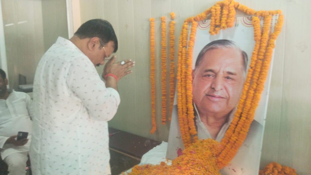 धरती पुत्र मुलायम सिंह यादव की पुण्यतिथि पर श्रद्धासुमन अर्पित