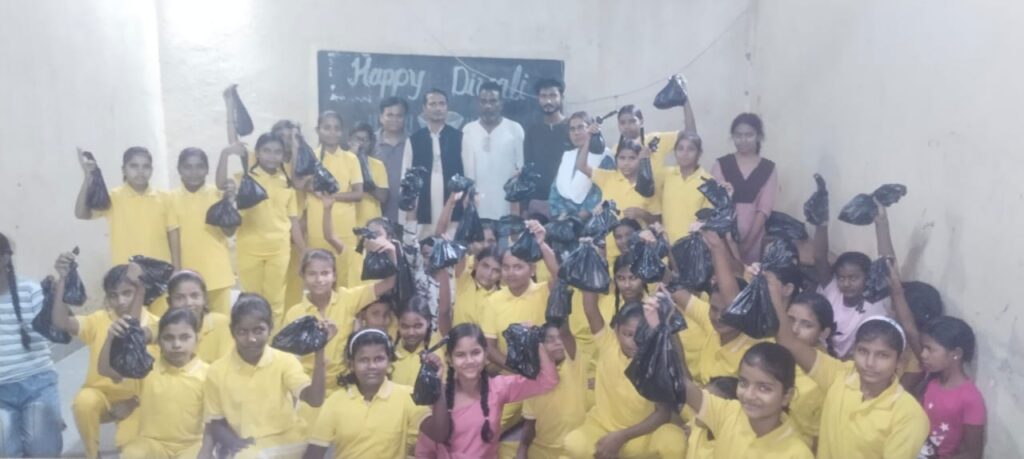 Atishbaj Samaj Foundation ने छात्राओं को दी ग्रीन पटाखों की सौगात